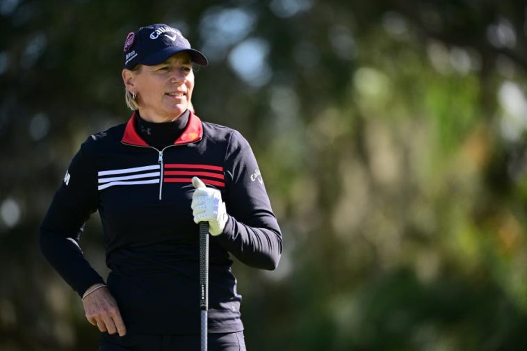 Annika Sorenstam de Suecia se encuentra en el hoyo 16 durante la ronda final del Torneo de Campeones Hilton Grand Vacations en Lake Nona Golf & Country Club el 21 de enero de 2024 en Orlando, Florida. (Foto: Julio Aguilar/Getty Images)