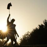 Isabella Fierro de México y su caddie salen del primer green durante la segunda ronda del Kroger Queen City Championship 2024 en TPC River's Bend en Maineville, Ohio. (Dylan Buell/Getty Images)