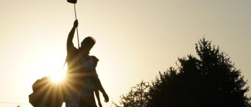 Isabella Fierro de México y su caddie salen del primer green durante la segunda ronda del Kroger Queen City Championship 2024 en TPC River's Bend en Maineville, Ohio. (Dylan Buell/Getty Images)