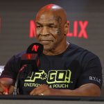 Mike Tyson (en la foto de arriba) solo será evaluado el día antes de su pelea con Jake Paul a pesar de las preocupaciones actuales sobre la salud del boxeador de 58 años.