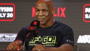 Mike Tyson (en la foto de arriba) solo será evaluado el día antes de su pelea con Jake Paul a pesar de las preocupaciones actuales sobre la salud del boxeador de 58 años.