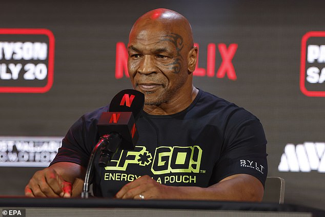 Mike Tyson (en la foto de arriba) solo será evaluado el día antes de su pelea con Jake Paul a pesar de las preocupaciones actuales sobre la salud del boxeador de 58 años.