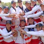 El equipo de Estados Unidos posa para una foto grupal después de ganar la Copa Solheim durante los partidos individuales del domingo durante la ronda final de la Copa Solheim 2024 en el Robert Trent Jones Golf Club el 15 de septiembre de 2024 en Gainesville, Virginia. (Foto de Gregory Shamus/Getty Images)