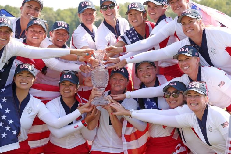 El equipo de Estados Unidos posa para una foto grupal después de ganar la Copa Solheim durante los partidos individuales del domingo durante la ronda final de la Copa Solheim 2024 en el Robert Trent Jones Golf Club el 15 de septiembre de 2024 en Gainesville, Virginia. (Foto de Gregory Shamus/Getty Images)