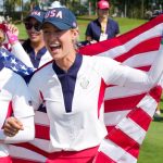 Nelly Korda celebra con el equipo de Estados Unidos tras derrotar al equipo de Europa en la Copa Solheim 2024 en el Robert Trent Jones Golf Club. (Aaron Doster-Imagn Images)