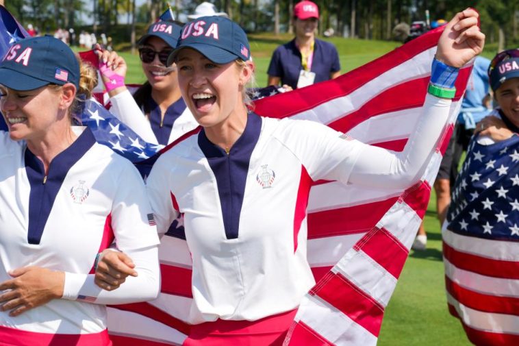 Nelly Korda celebra con el equipo de Estados Unidos tras derrotar al equipo de Europa en la Copa Solheim 2024 en el Robert Trent Jones Golf Club. (Aaron Doster-Imagn Images)