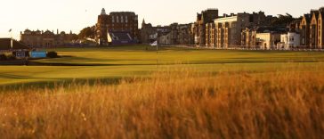 ST ANDREWS, ESCOCIA - 21 DE AGOSTO: Una vista general del primer hoyo durante un Pro-Am antes del AIG Women's Open en St Andrews Old Course el 21 de agosto de 2024 en St Andrews, Escocia. (Foto de Charlie Crowhurst/R&A/R&A vía Getty Images)