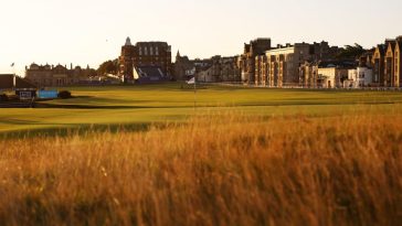 ST ANDREWS, ESCOCIA - 21 DE AGOSTO: Una vista general del primer hoyo durante un Pro-Am antes del AIG Women's Open en St Andrews Old Course el 21 de agosto de 2024 en St Andrews, Escocia. (Foto de Charlie Crowhurst/R&A/R&A vía Getty Images)