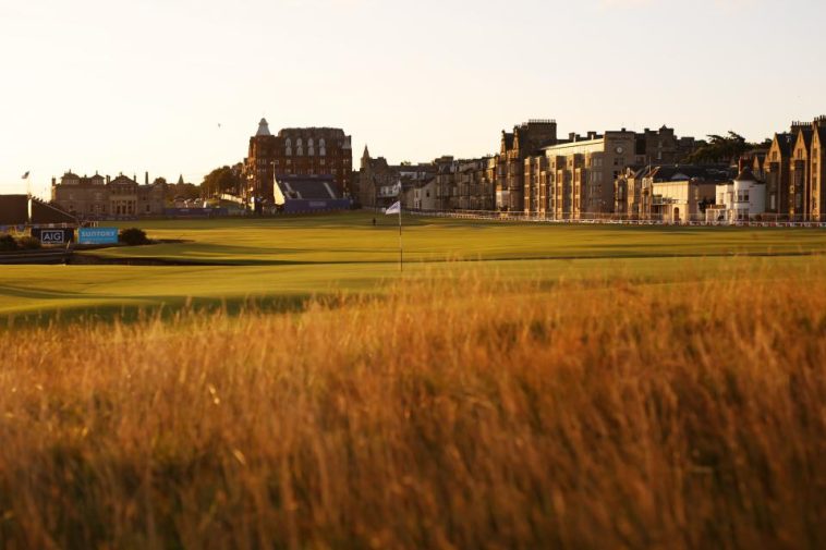 ST ANDREWS, ESCOCIA - 21 DE AGOSTO: Una vista general del primer hoyo durante un Pro-Am antes del AIG Women's Open en St Andrews Old Course el 21 de agosto de 2024 en St Andrews, Escocia. (Foto de Charlie Crowhurst/R&A/R&A vía Getty Images)