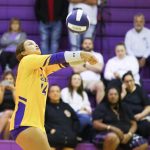 Ivy Cooper (14) de Fort Pierce Central pasa el balón contra Okeechobee en un partido de voleibol de escuela secundaria, el martes 3 de septiembre de 2024, en Okeechobee High School. Okeechobee ganó en cinco sets.