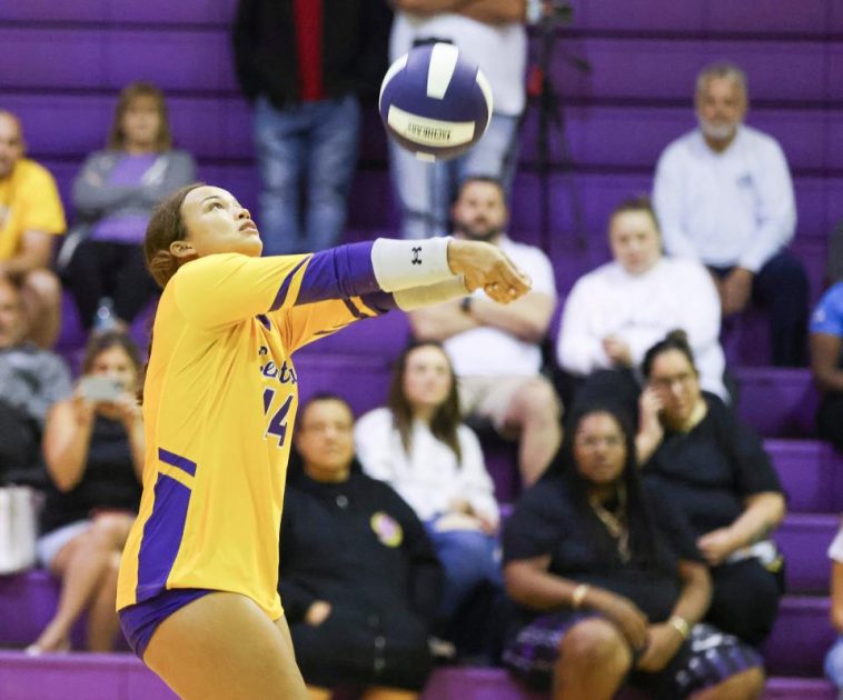 Ivy Cooper (14) de Fort Pierce Central pasa el balón contra Okeechobee en un partido de voleibol de escuela secundaria, el martes 3 de septiembre de 2024, en Okeechobee High School. Okeechobee ganó en cinco sets.