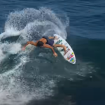 Mason y Coco Ho surfeando en Uluwatu