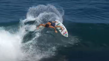 Mason y Coco Ho surfeando en Uluwatu