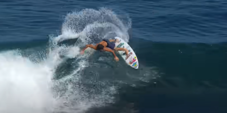 Mason y Coco Ho surfeando en Uluwatu