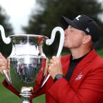 Matt Wallace de Inglaterra celebra con el trofeo del Omega European Masters tras su victoria en el cuarto día del Omega European Masters 2024 en el Crans-sur-Sierre Golf Club el 8 de septiembre de 2024 en Crans-Montana, Suiza. (Foto de Warren Little/Getty Images)