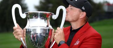 Matt Wallace de Inglaterra celebra con el trofeo del Omega European Masters tras su victoria en el cuarto día del Omega European Masters 2024 en el Crans-sur-Sierre Golf Club el 8 de septiembre de 2024 en Crans-Montana, Suiza. (Foto de Warren Little/Getty Images)