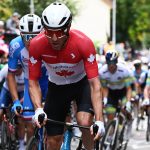 Michael Woods captado por la cámara comiendo gel de bicarbonato con una cuchara durante la carrera en ruta del Campeonato Mundial