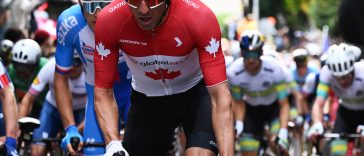 Michael Woods captado por la cámara comiendo gel de bicarbonato con una cuchara durante la carrera en ruta del Campeonato Mundial