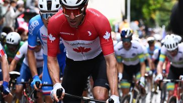 Michael Woods captado por la cámara comiendo gel de bicarbonato con una cuchara durante la carrera en ruta del Campeonato Mundial