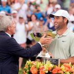 1 de septiembre de 2024; Atlanta, Georgia, EE. UU.; 1 de septiembre de 2024; Atlanta, Georgia, EE. UU.; El comisionado del PGA TOUR, Jay Monahan, le entrega a Scottie Scheffler la Copa FedEx después de ganar el torneo de golf del Campeonato del TOUR. Crédito obligatorio: John David Mercer-USA TODAY Sports