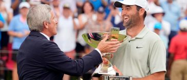 1 de septiembre de 2024; Atlanta, Georgia, EE. UU.; 1 de septiembre de 2024; Atlanta, Georgia, EE. UU.; El comisionado del PGA TOUR, Jay Monahan, le entrega a Scottie Scheffler la Copa FedEx después de ganar el torneo de golf del Campeonato del TOUR. Crédito obligatorio: John David Mercer-USA TODAY Sports