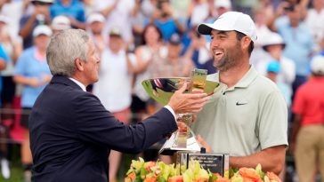 1 de septiembre de 2024; Atlanta, Georgia, EE. UU.; 1 de septiembre de 2024; Atlanta, Georgia, EE. UU.; El comisionado del PGA TOUR, Jay Monahan, le entrega a Scottie Scheffler la Copa FedEx después de ganar el torneo de golf del Campeonato del TOUR. Crédito obligatorio: John David Mercer-USA TODAY Sports