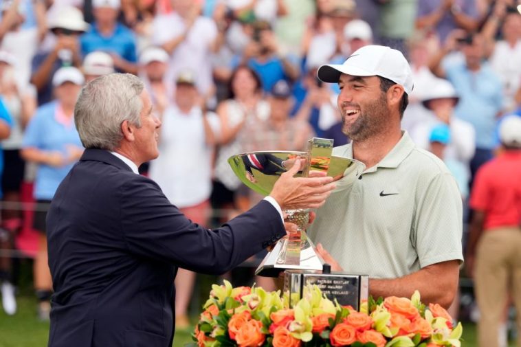 1 de septiembre de 2024; Atlanta, Georgia, EE. UU.; 1 de septiembre de 2024; Atlanta, Georgia, EE. UU.; El comisionado del PGA TOUR, Jay Monahan, le entrega a Scottie Scheffler la Copa FedEx después de ganar el torneo de golf del Campeonato del TOUR. Crédito obligatorio: John David Mercer-USA TODAY Sports