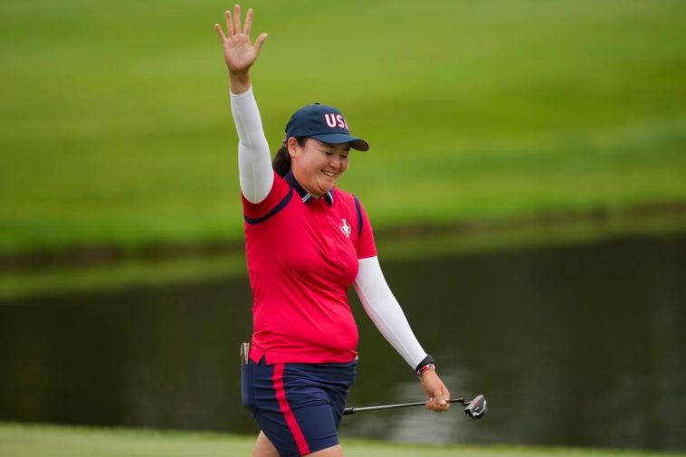 13 de septiembre de 2024; Gainesville, Virginia, EE. UU.; Allisen Corpuz, del equipo de EE. UU., reacciona al embocar un putt en el green 14 durante los partidos de Foursomes contra el equipo de Europa durante la primera ronda de la Copa Solheim 2024 en el Robert Trent Jones Golf Club. Crédito obligatorio: Aaron Doster-Imagn Images