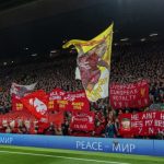 LIVERPOOL, INGLATERRA - Martes 3 de octubre de 2022: Aficionados del Liverpool en el Spion Kop durante el partido de la jornada 3 del Grupo A de la UEFA Champions League entre el Liverpool FC y el Glasgow Rangers FC en Anfield. (Foto de David Rawcliffe/Propaganda)