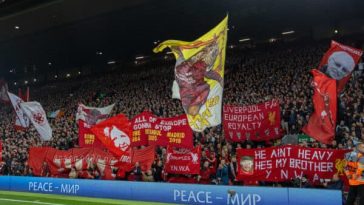 LIVERPOOL, INGLATERRA - Martes 3 de octubre de 2022: Aficionados del Liverpool en el Spion Kop durante el partido de la jornada 3 del Grupo A de la UEFA Champions League entre el Liverpool FC y el Glasgow Rangers FC en Anfield. (Foto de David Rawcliffe/Propaganda)