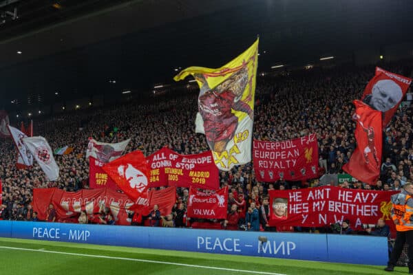 LIVERPOOL, INGLATERRA - Martes 3 de octubre de 2022: Aficionados del Liverpool en el Spion Kop durante el partido de la jornada 3 del Grupo A de la UEFA Champions League entre el Liverpool FC y el Glasgow Rangers FC en Anfield. (Foto de David Rawcliffe/Propaganda)