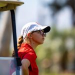 Sophia Waddell, de Palm Desert, observa a otra golfista realizar su tiro en el Monterey Country Club en Palm Desert, California, el sábado 7 de septiembre de 2024.