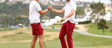 Luke Clanton, de los Florida State Seminoles, celebra con su compañero de equipo Tyler Weaver, de los Florida State Seminoles, después de ganar su partido contra los Georgia Tech Yellow Jackets en las semifinales durante el Campeonato de Golf Masculino de la División I celebrado en Omni La Costa Resort & Spa el 28 de mayo de 2024 en Carlsbad, California. (Foto de C. Morgan Engel/NCAA Photos via Getty Images)