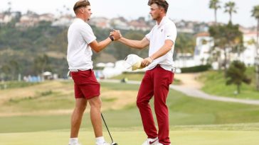 Luke Clanton, de los Florida State Seminoles, celebra con su compañero de equipo Tyler Weaver, de los Florida State Seminoles, después de ganar su partido contra los Georgia Tech Yellow Jackets en las semifinales durante el Campeonato de Golf Masculino de la División I celebrado en Omni La Costa Resort & Spa el 28 de mayo de 2024 en Carlsbad, California. (Foto de C. Morgan Engel/NCAA Photos via Getty Images)