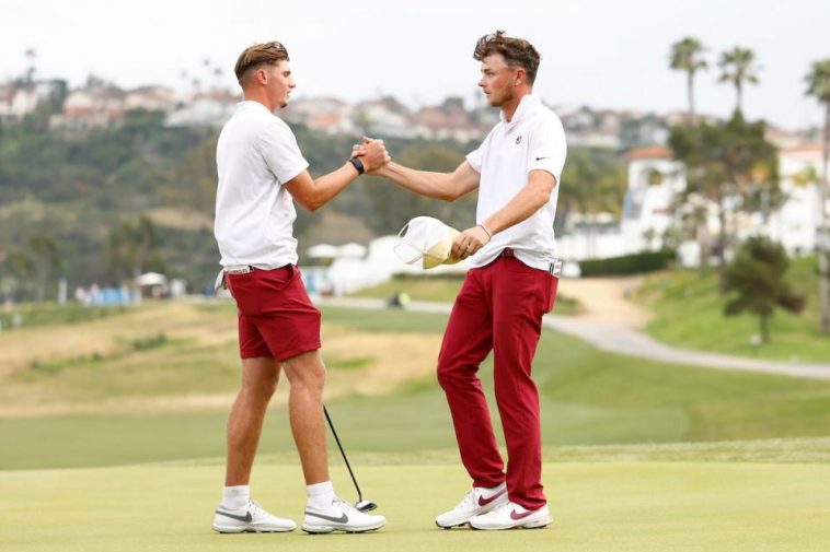 Luke Clanton, de los Florida State Seminoles, celebra con su compañero de equipo Tyler Weaver, de los Florida State Seminoles, después de ganar su partido contra los Georgia Tech Yellow Jackets en las semifinales durante el Campeonato de Golf Masculino de la División I celebrado en Omni La Costa Resort & Spa el 28 de mayo de 2024 en Carlsbad, California. (Foto de C. Morgan Engel/NCAA Photos via Getty Images)