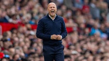 MANCHESTER, INGLATERRA - Domingo 1 de septiembre de 2024: El entrenador del Liverpool, Arne Slot, durante el partido de la FA Premier League entre el Manchester United FC y el Liverpool FC en Old Trafford. (Foto de David Rawcliffe/Propaganda)