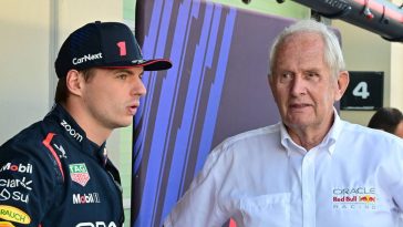 Red Bull Motorsport Reporter informa a Verstappen de la noticia