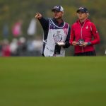 Nelly Korda, del equipo de EE. UU., habla con el caddie Jason McDede en el primer fairway durante los partidos de Foursomes contra el equipo de Europa durante la primera ronda de la Copa Solheim 2024 en el Robert Trent Jones Golf Club. (Aaron Doster/USA TODAY Sports)