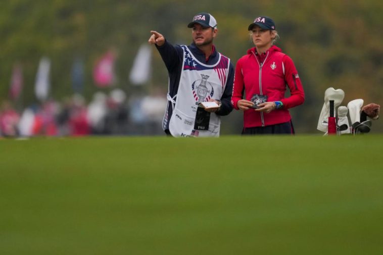 Nelly Korda, del equipo de EE. UU., habla con el caddie Jason McDede en el primer fairway durante los partidos de Foursomes contra el equipo de Europa durante la primera ronda de la Copa Solheim 2024 en el Robert Trent Jones Golf Club. (Aaron Doster/USA TODAY Sports)