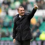 Brendan Rodgers saluda a los fanáticos después de que el Celtic venció al Hearts en la liga