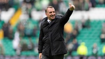 Brendan Rodgers saluda a los fanáticos después de que el Celtic venció al Hearts en la liga