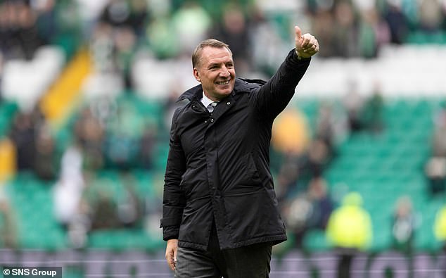 Brendan Rodgers saluda a los fanáticos después de que el Celtic venció al Hearts en la liga