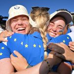 Madelene Sagstrom, Suzann Pettersen y Maja Stark del equipo europeo se abrazan después de ganar en 2023