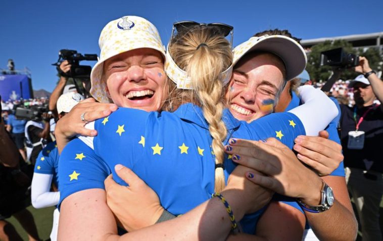 Madelene Sagstrom, Suzann Pettersen y Maja Stark del equipo europeo se abrazan después de ganar en 2023