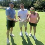 De izquierda a derecha, Patrick Hanlon, Greg Jouki y Lauren Birkbeck se encuentran en el quinto green y muestran las pelotas de golf que usaron para hacer hoyos en uno en el hoyo par 4 en Tatnuck CC.