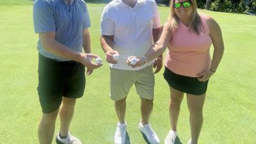 De izquierda a derecha, Patrick Hanlon, Greg Jouki y Lauren Birkbeck se encuentran en el quinto green y muestran las pelotas de golf que usaron para hacer hoyos en uno en el hoyo par 4 en Tatnuck CC.