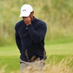 El estadounidense Tiger Woods reacciona mientras sale del tercer tee durante el segundo día del 152.º campeonato abierto en Royal Troon el 19 de julio de 2024 en Troon, Escocia. (Foto de Kevin C. Cox/Getty Images)