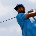 Tony Finau golpea el hoyo cuatro durante la tercera ronda del torneo de golf Tour Championship, el sábado 31 de agosto de 2024, en Atlanta.