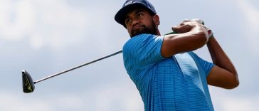 Tony Finau golpea el hoyo cuatro durante la tercera ronda del torneo de golf Tour Championship, el sábado 31 de agosto de 2024, en Atlanta.