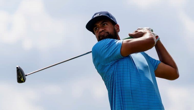 Tony Finau golpea el hoyo cuatro durante la tercera ronda del torneo de golf Tour Championship, el sábado 31 de agosto de 2024, en Atlanta.